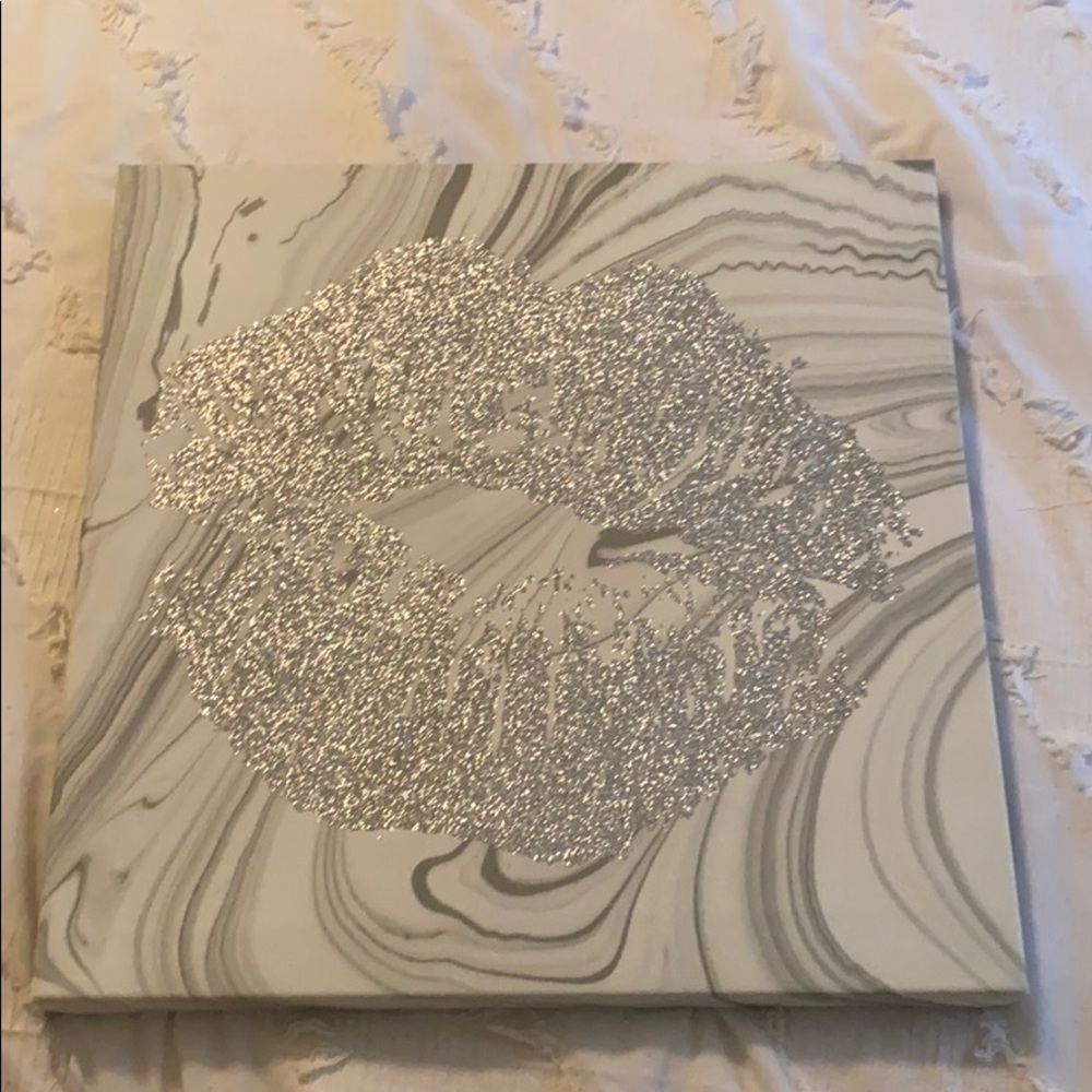 Glittery kiss room decor sign